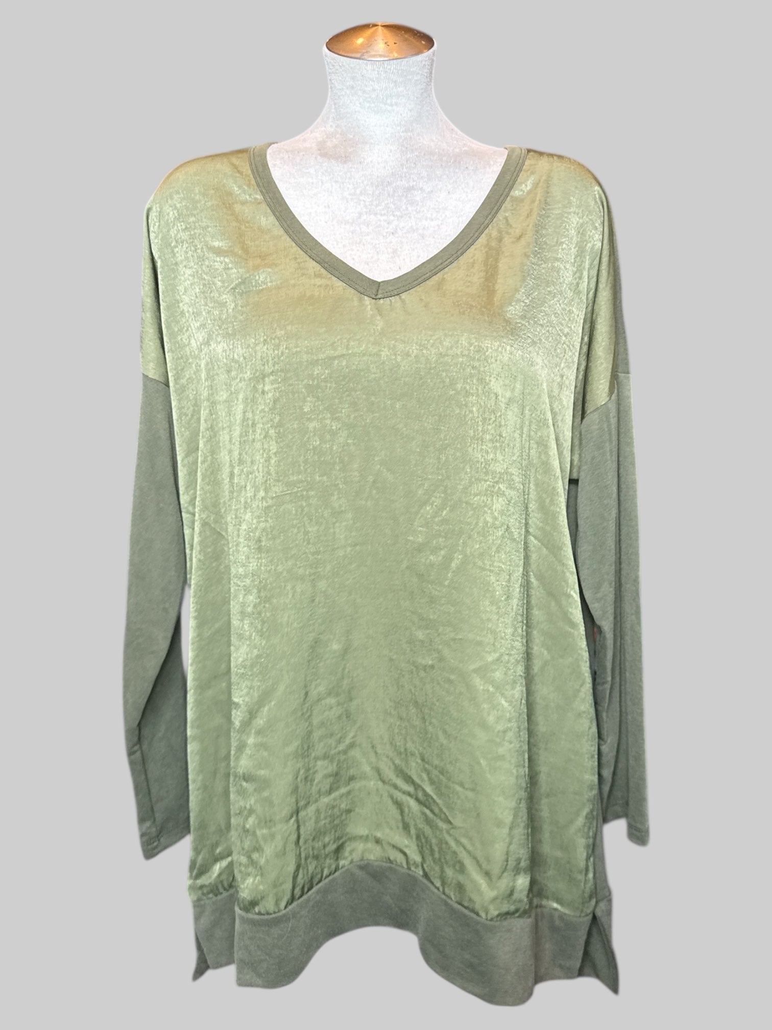1X Green long sleeve V-neck shirt with satin-y front