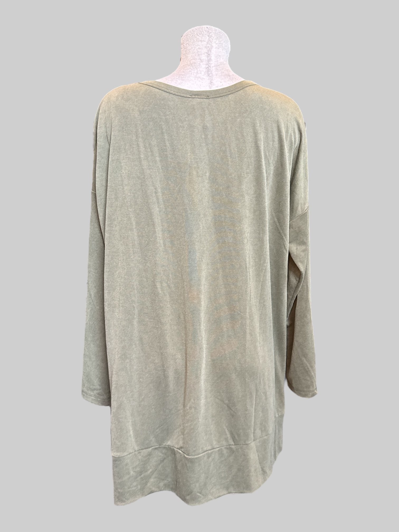 1X Green long sleeve V-neck shirt with satin-y front
