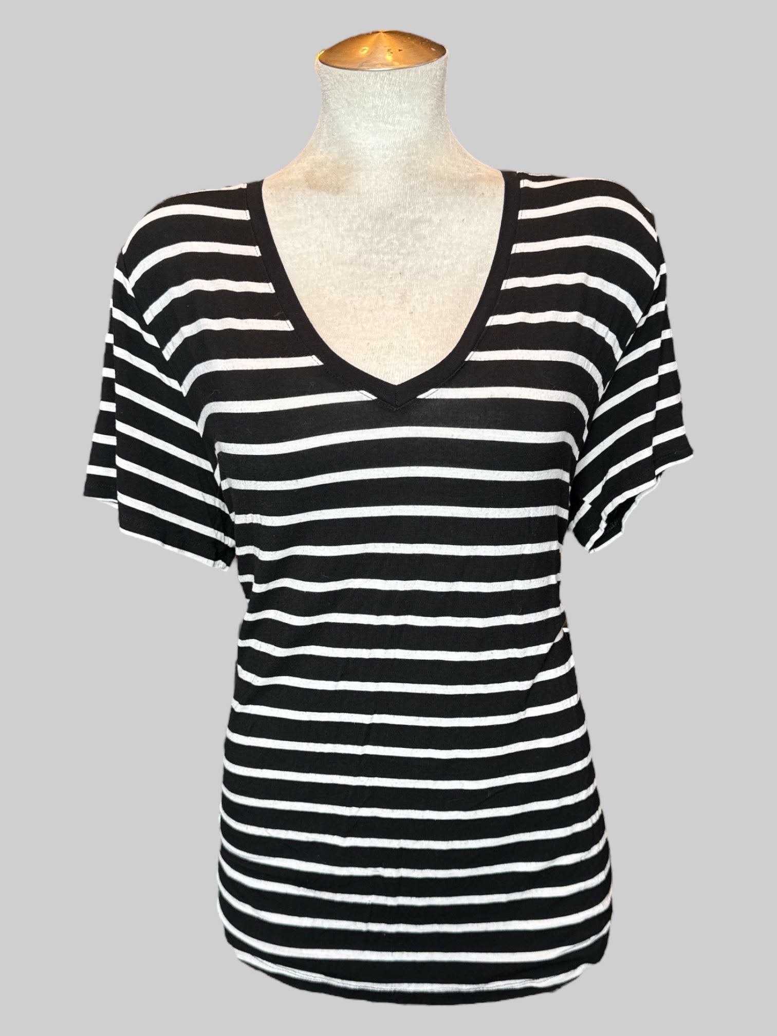 2X Black and white striped V-neck top