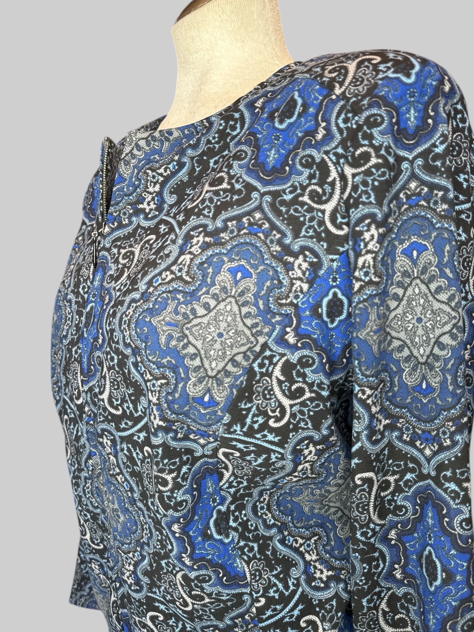 2X Vintage black blue and white zip up jacket with shoulder pads and geometric designs