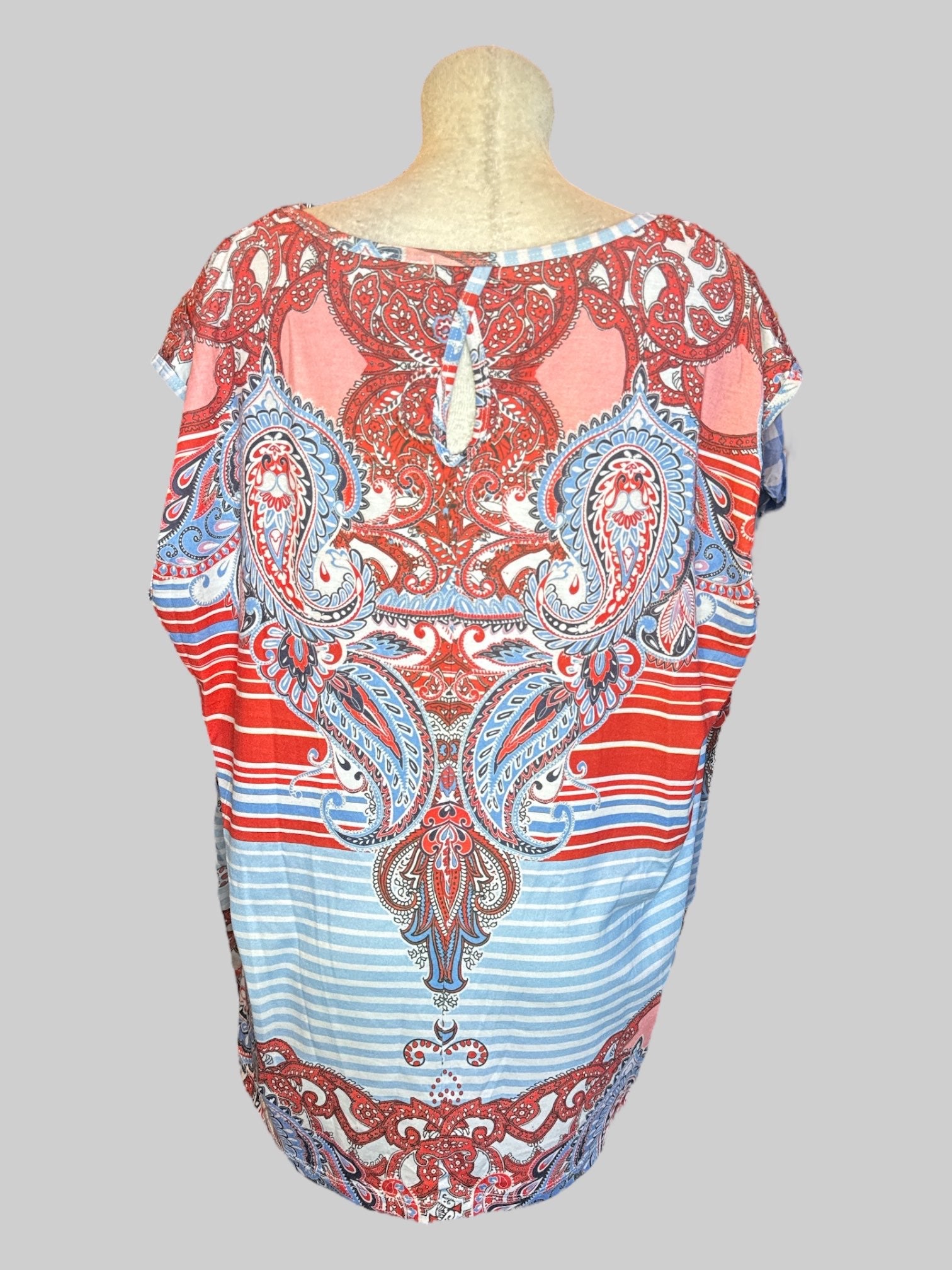 4X Flowy white blue and red top with paisley patterns, stripes, and shear layers in front