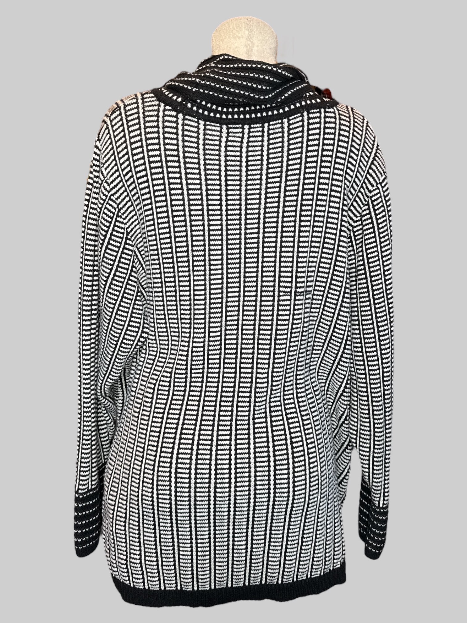 5X Black and white pattern knit cowl neck sweater