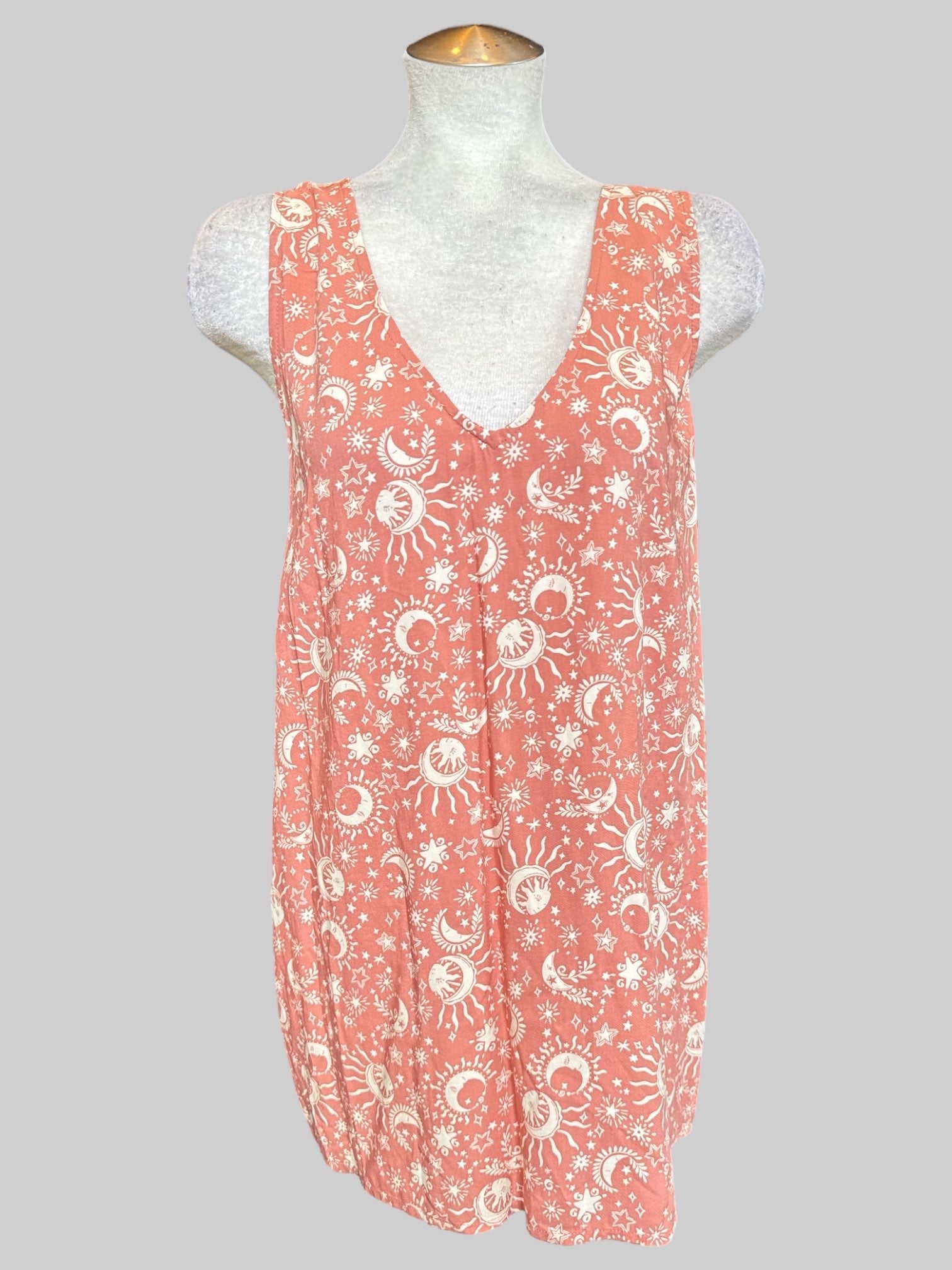 4X NWT Torrid peachy pink flowy sleeveless top with white celestial patterns