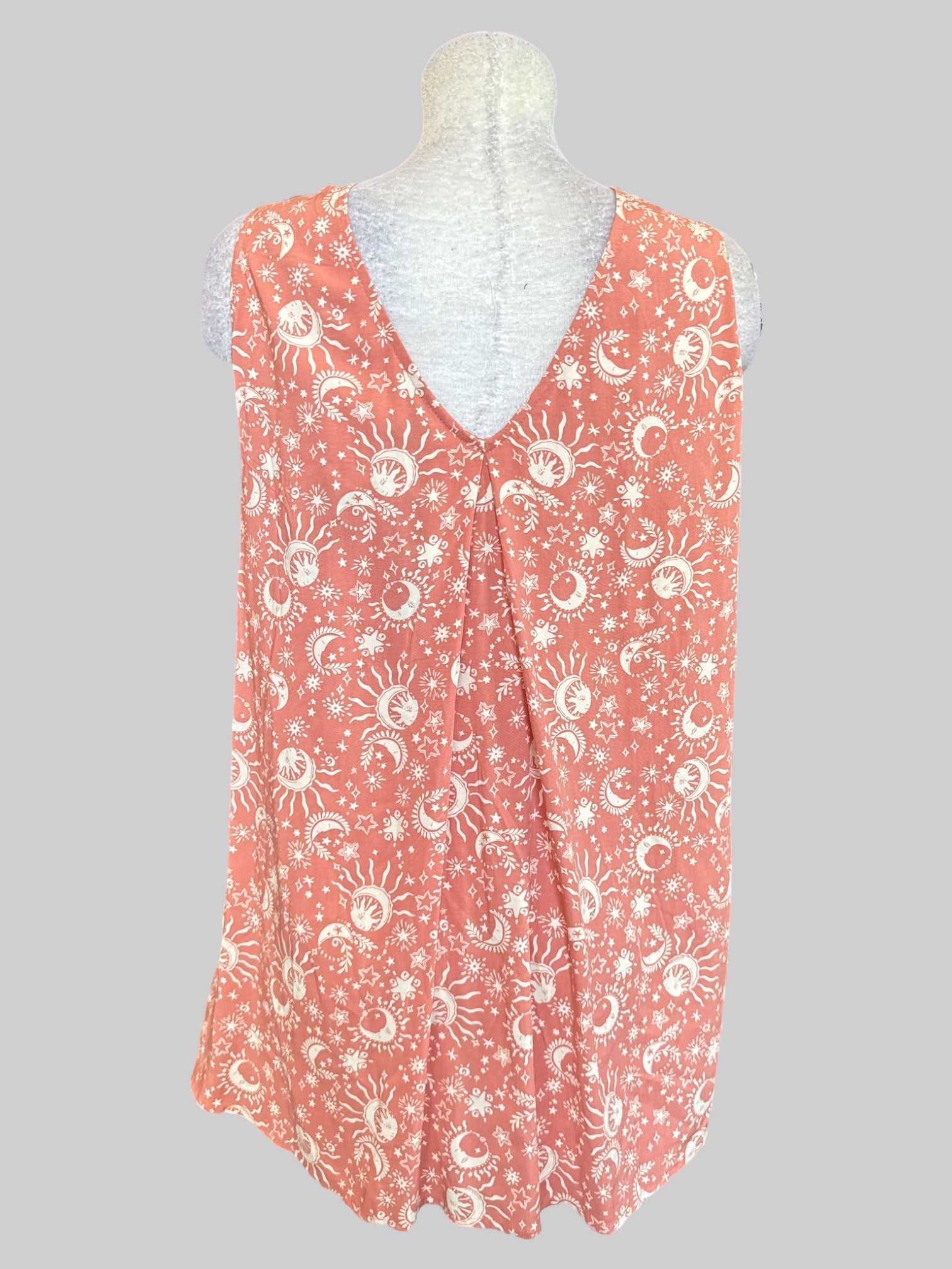 4X NWT Torrid peachy pink flowy sleeveless top with white celestial patterns