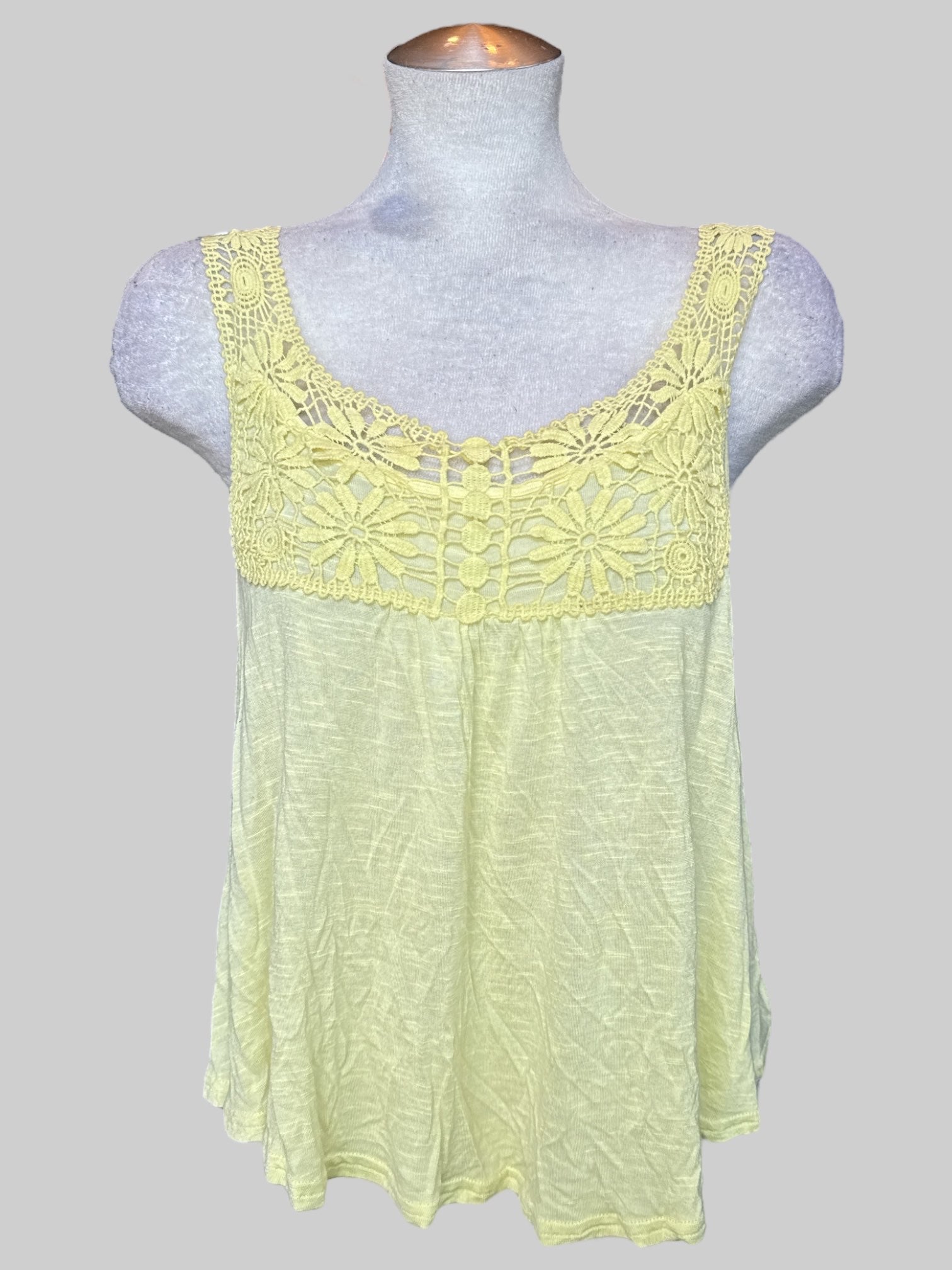 XL Light yellow sleeveless top with crochet chest and shoulders and straps on back