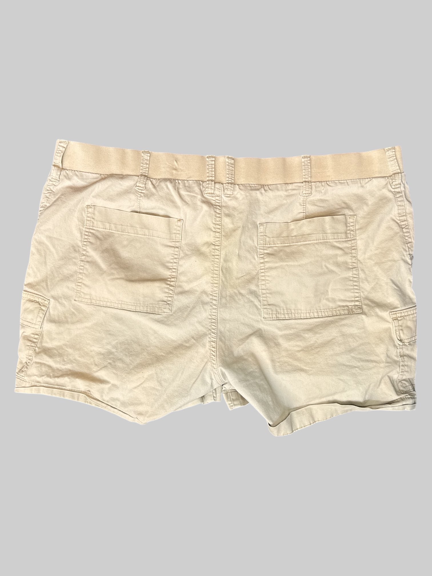0X Khaki color mid rise shorts with elastic waistband