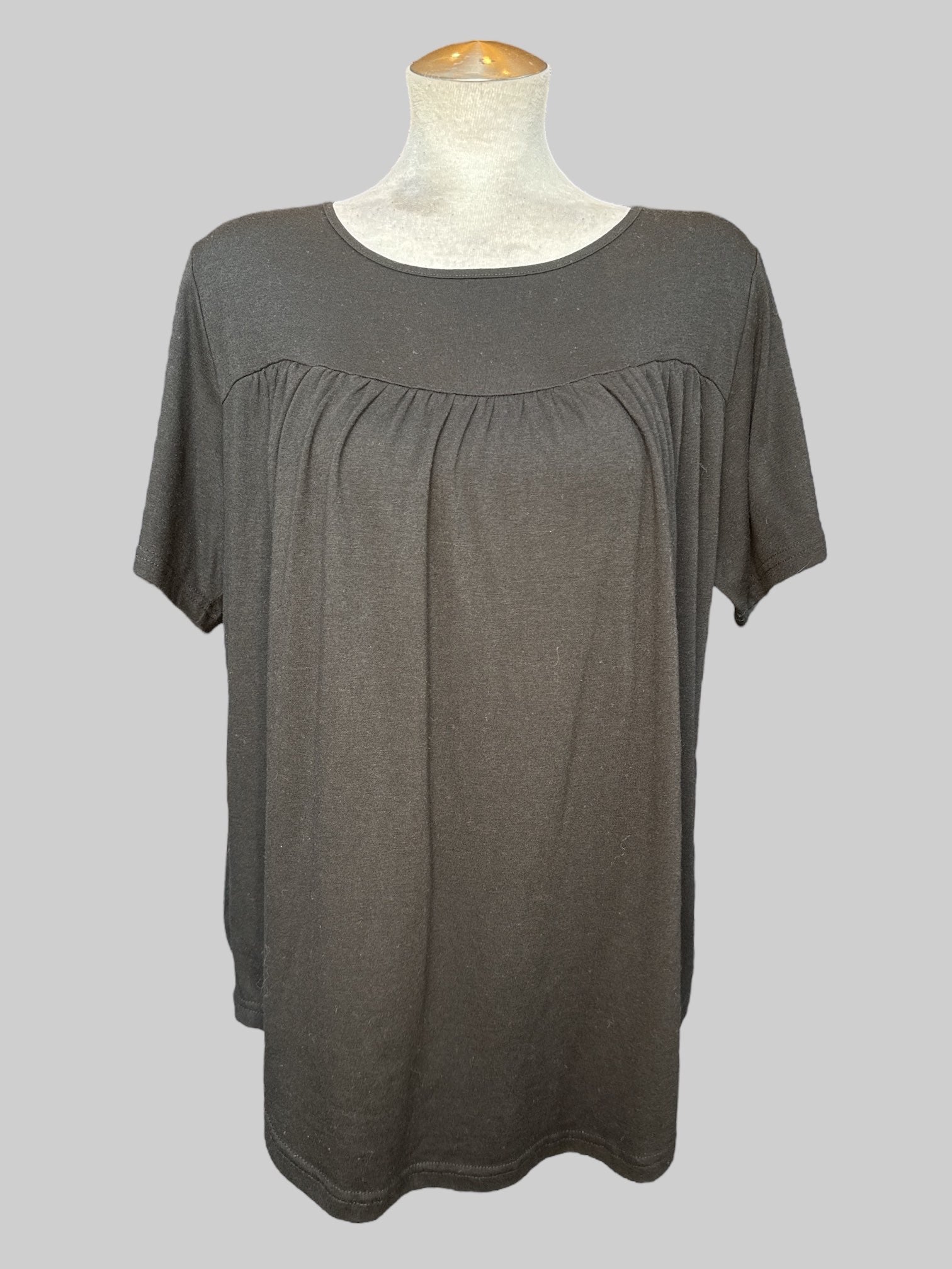 2X Black flowy top with pleating