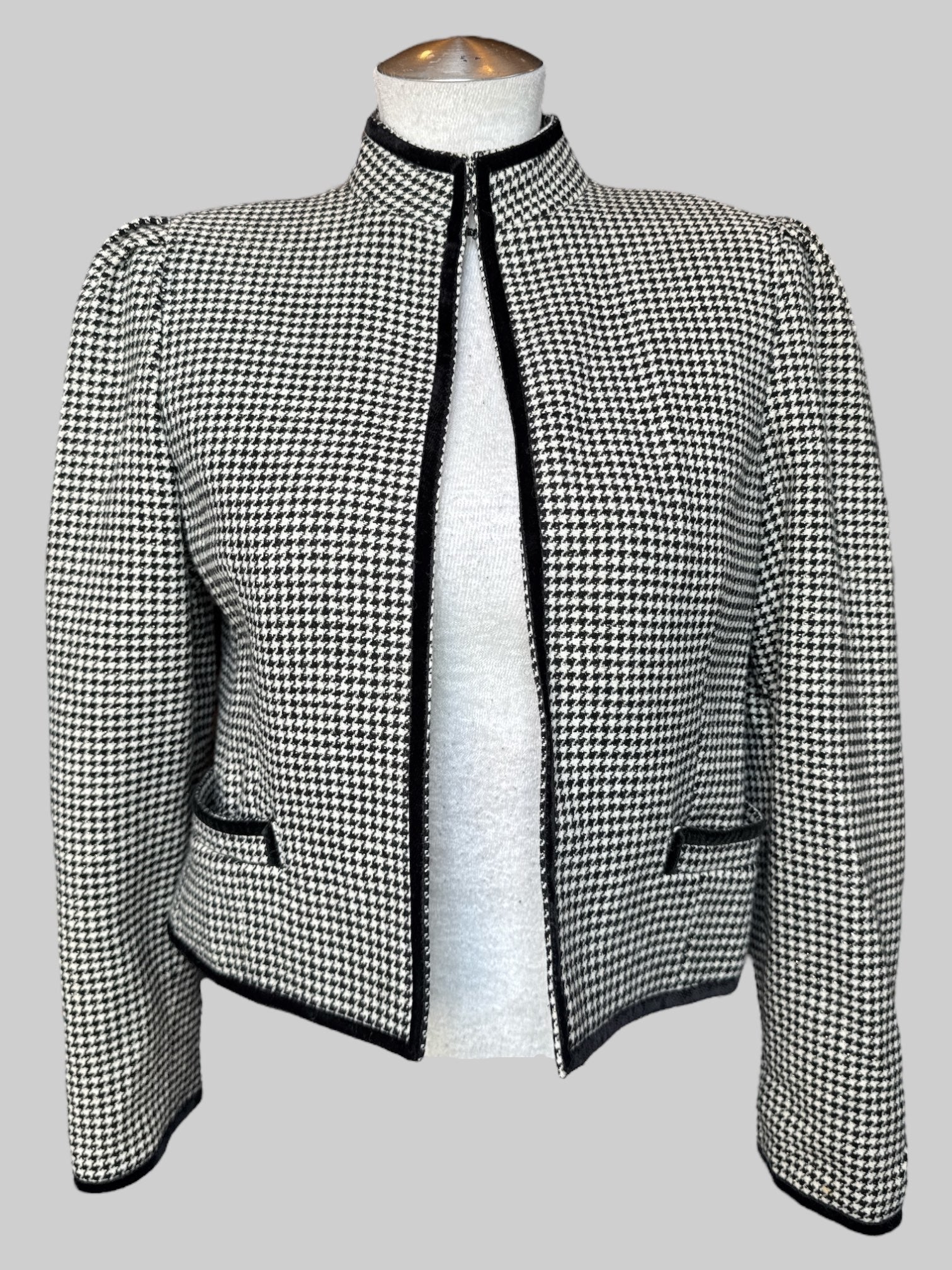 M Louis Féraud vintage white, black, and metallic gold houndstooth  pattern blazer and clasp on neck area