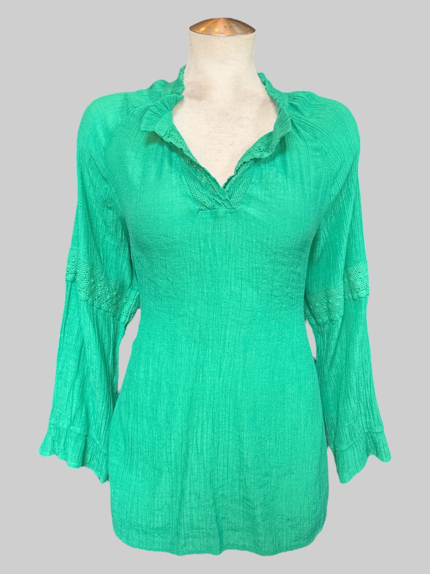 1X Long sleeve green top with lace on sleeves and collar