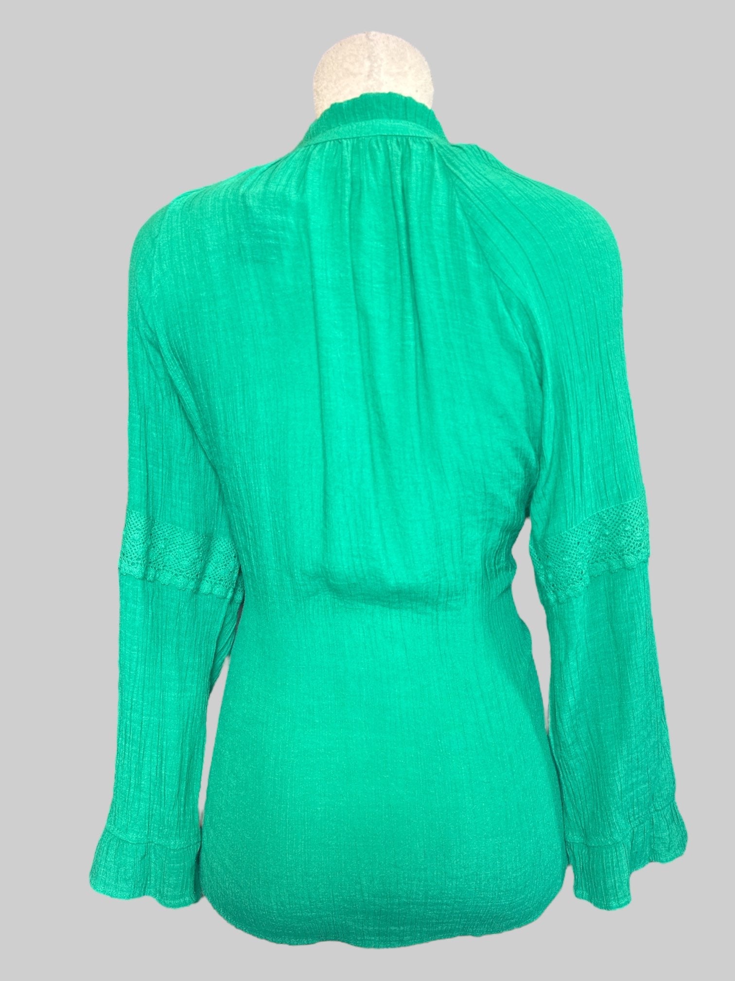 1X Long sleeve green top with lace on sleeves and collar