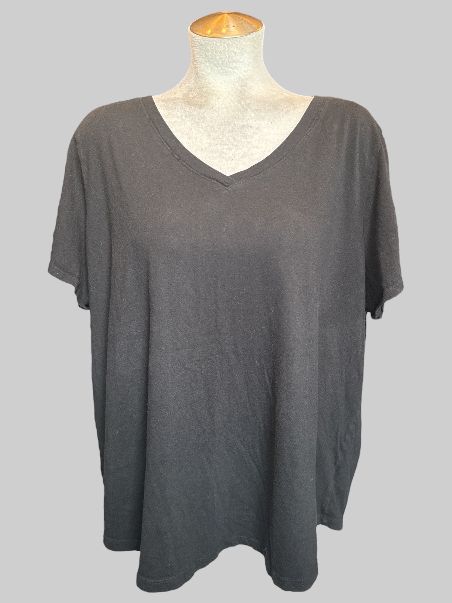 5X Black v-neck short sleeve shirt