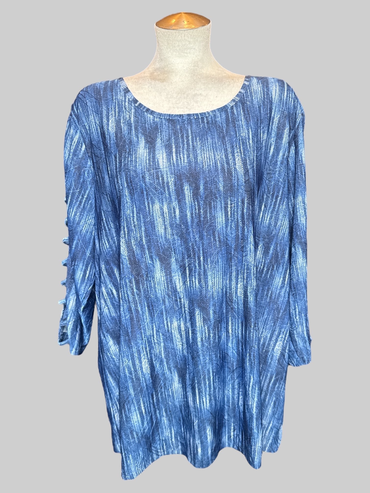 2X Blue and white textured long sleeve top with cutout sleeves