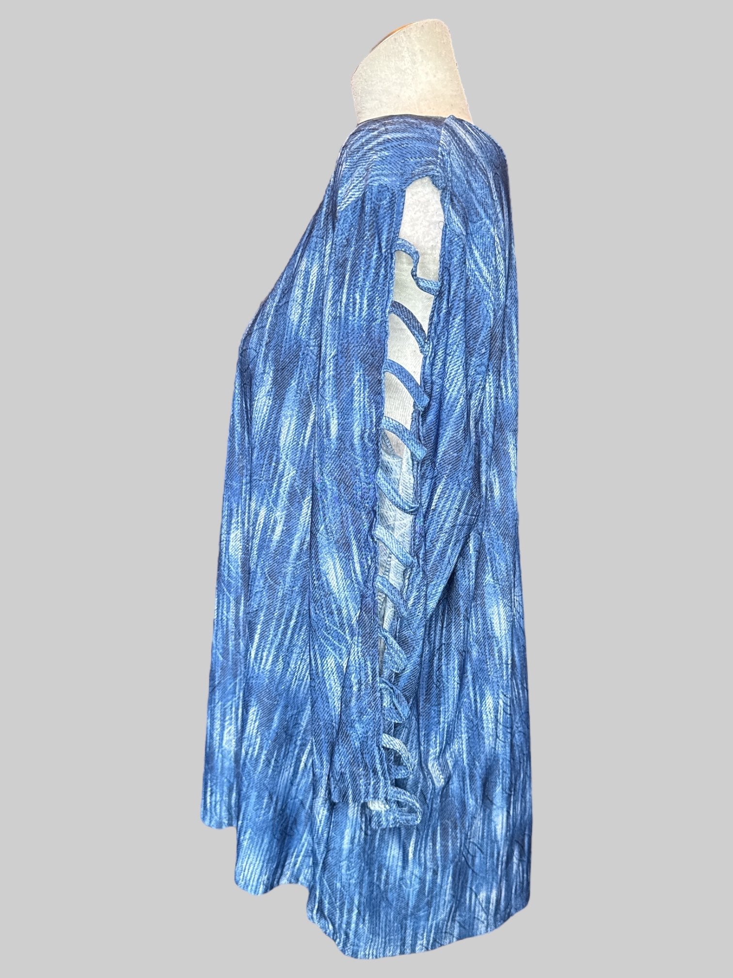 2X Blue and white textured long sleeve top with cutout sleeves