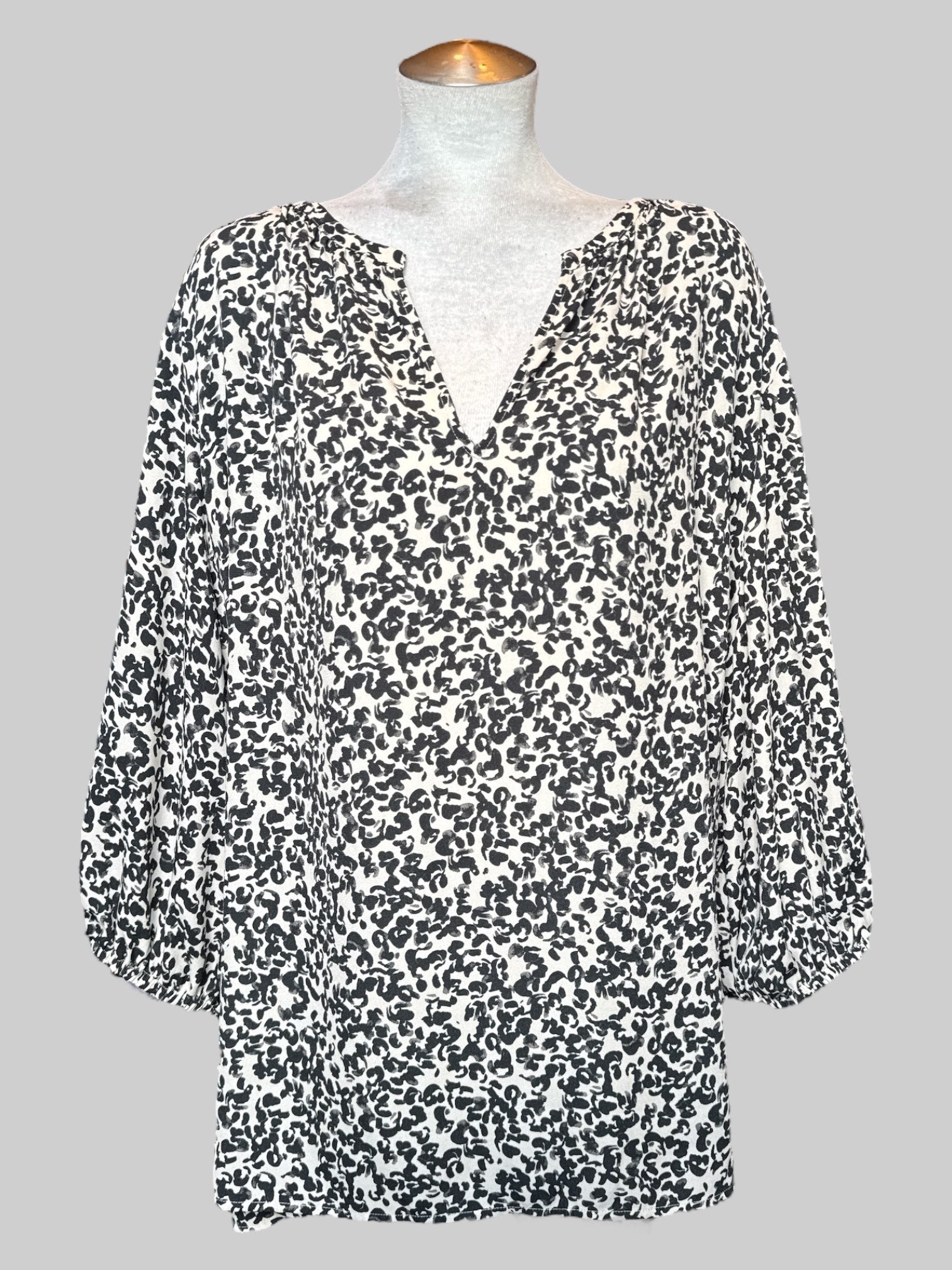 4X light pink long sleeve blouse with animal print and balloon sleeves