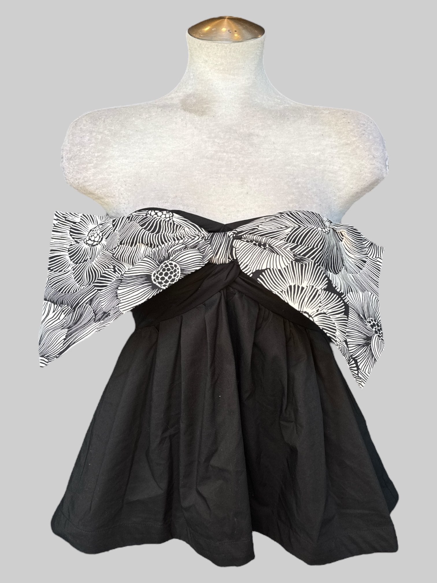 S NWT Black pleated strapless top with big black and white bow on chest