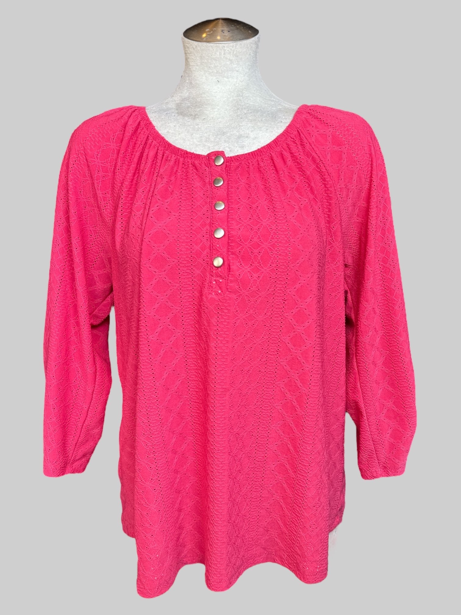 2X Pink blouse with textured geometric pattern and buttons