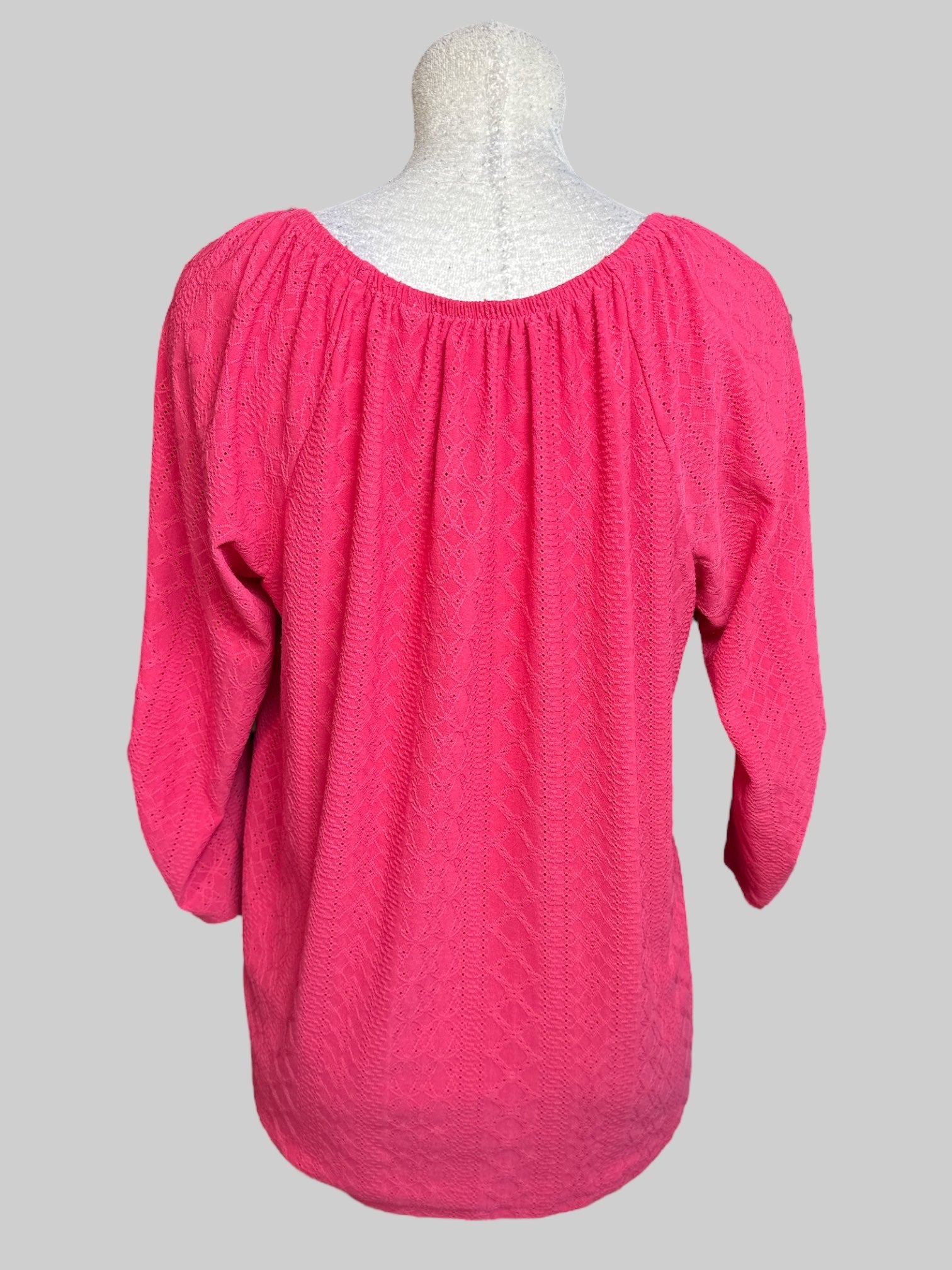 2X Pink blouse with textured geometric pattern and buttons