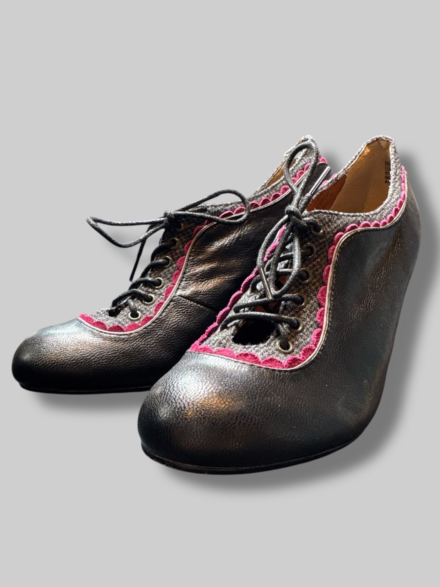 Size 39.5 EU Vintage black heel with pink scallop trim