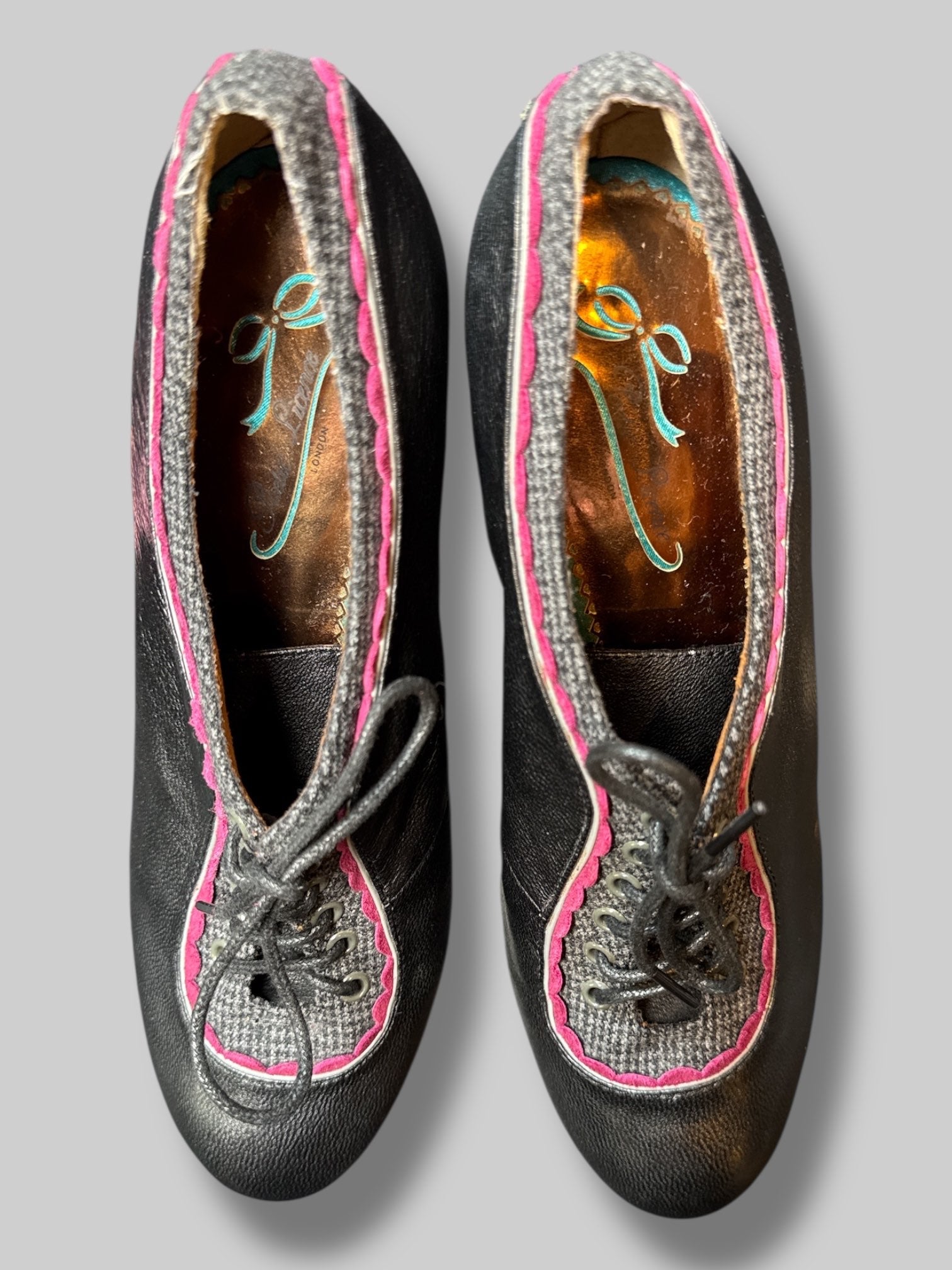 Size 39.5 EU Vintage black heel with pink scallop trim