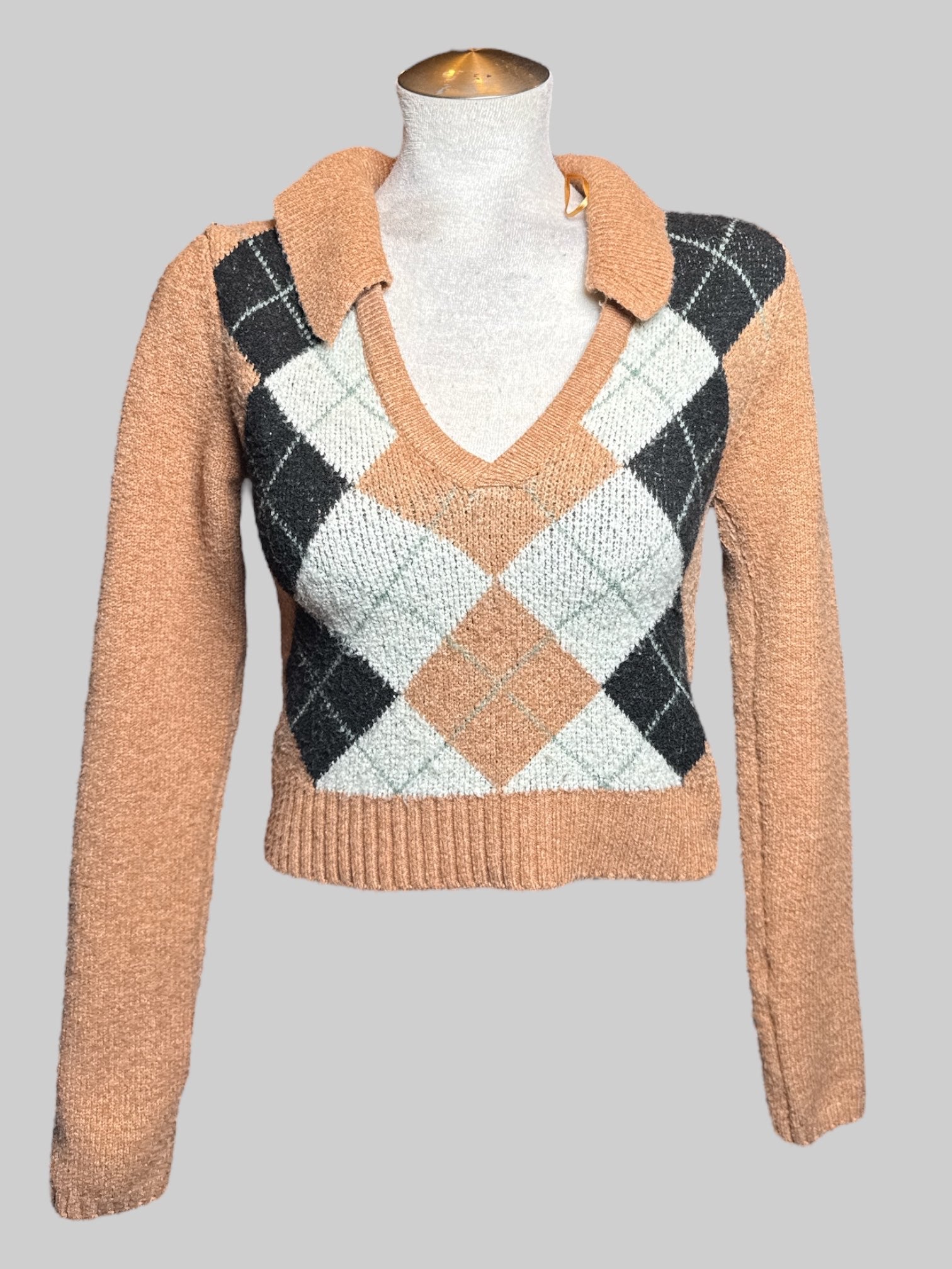M Soft and fuzzy cropped brown sweater with black, white, brown, and green argyle pattern and collar