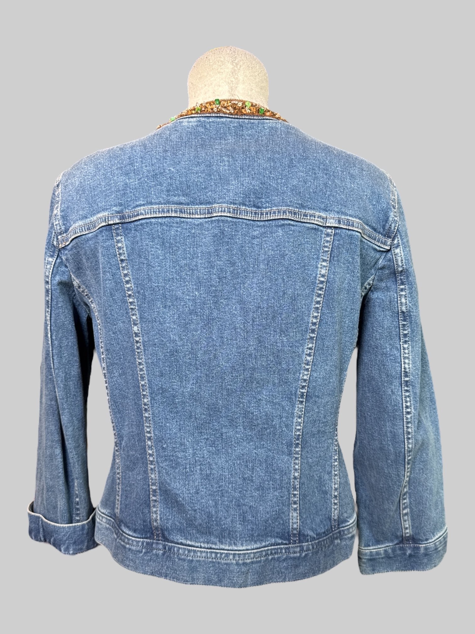 M vintage long sleeve denim jacket with pockets, snap buttons, and brown bedazzled collar