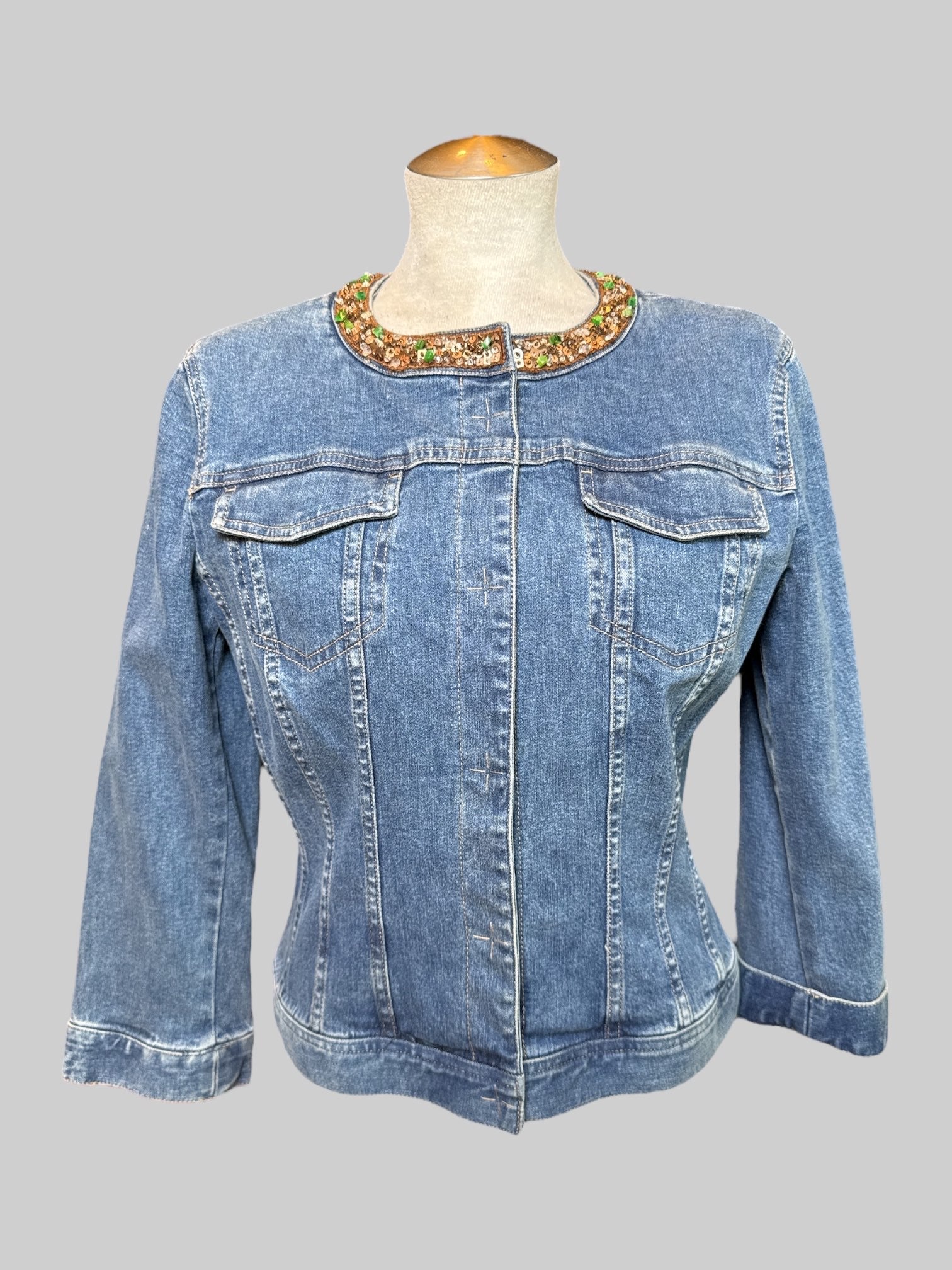M vintage long sleeve denim jacket with pockets, snap buttons, and brown bedazzled collar