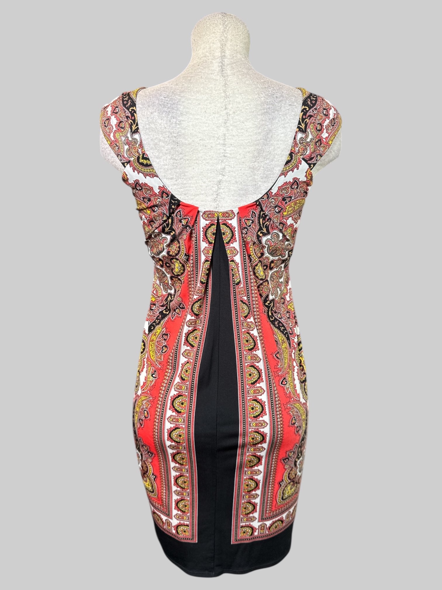 M sleeveless paisley designed dress with pleated design on front and back