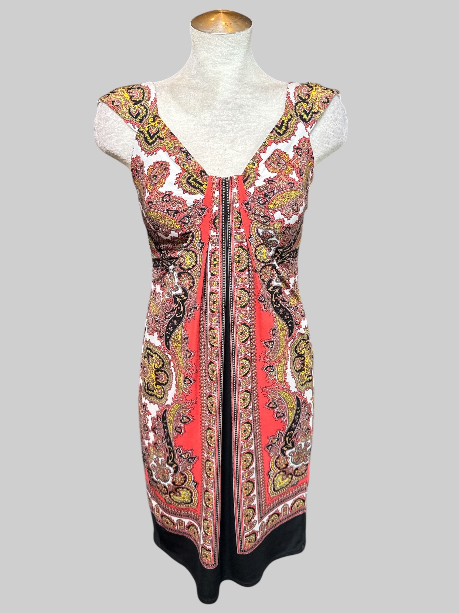 M sleeveless paisley designed dress with pleated design on front and back