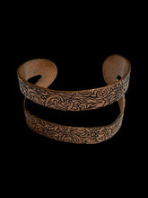 Load image into Gallery viewer, Copper-like double wave cuff bracelet w/ carved floral design
