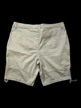 Load image into Gallery viewer, 1X Green cargo shorts w/ pockets, belt loops, &amp; button/zipper closure
