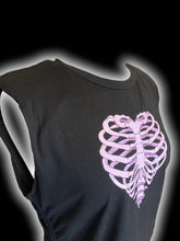 Load image into Gallery viewer, L Black &amp; light purple heart-shaped rib graphic sleeveless scoop neck crop top w/ shoulder pads, &amp; drawstring ruching sides
