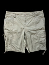 Load image into Gallery viewer, 1X Green cargo shorts w/ pockets, belt loops, &amp; button/zipper closure
