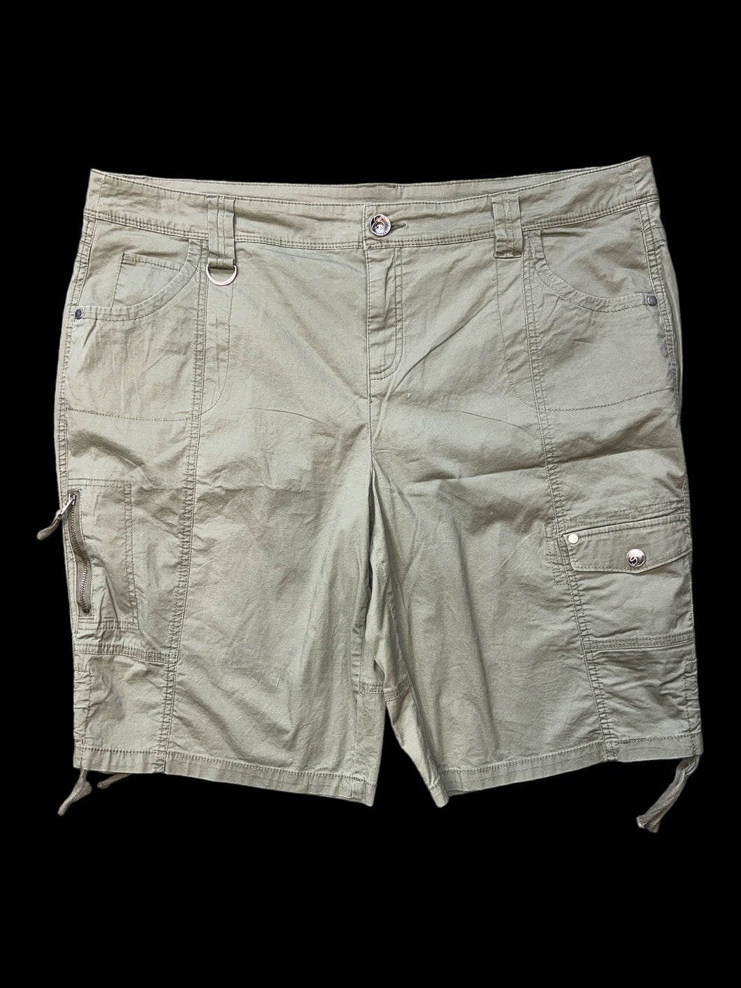 1X Green cargo shorts w/ pockets, belt loops, & button/zipper closure