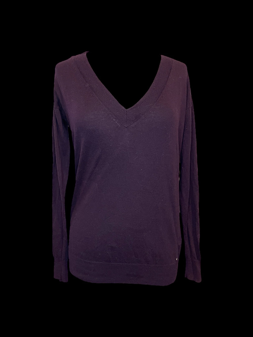 L Plum cotton/cashmere blend knit long sleeve v-neckline ribbed hem top