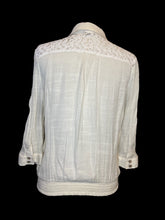 Load image into Gallery viewer, 1X Off-white 1/2 sleeve partial button up top w/ lace detail, folded collar, button cuffs, chest pockets, &amp; elastic hem
