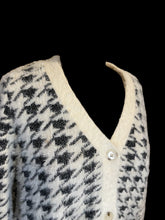 Load image into Gallery viewer, 0X White &amp; black fuzzy houndstooth cropped cardigan
