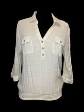 Load image into Gallery viewer, 1X Off-white 1/2 sleeve partial button up top w/ lace detail, folded collar, button cuffs, chest pockets, &amp; elastic hem
