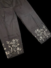 Load image into Gallery viewer, XL Vintage 90s black &amp; white cotton blend floral embroidery high waist wide leg capris w/ elastic waist, &amp; button/clasp/zipper closure

