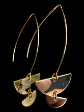 Load image into Gallery viewer, Gold-like threader earrings w/ flat semicircles
