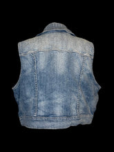 Load image into Gallery viewer, 2X Blue faded denim button down crop vest w/ chest pockets, &amp; folded collar
