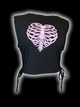Load image into Gallery viewer, L Black &amp; light purple heart-shaped rib graphic sleeveless scoop neck crop top w/ shoulder pads, &amp; drawstring ruching sides
