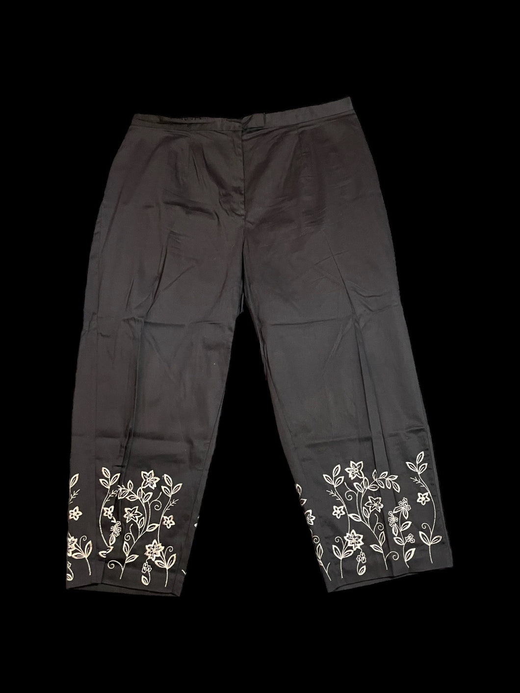 XL Vintage 90s black & white cotton blend floral embroidery high waist wide leg capris w/ elastic waist, & button/clasp/zipper closure