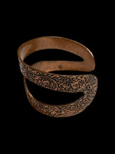Load image into Gallery viewer, Copper-like double wave cuff bracelet w/ carved floral design
