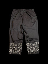 Load image into Gallery viewer, XL Vintage 90s black &amp; white cotton blend floral embroidery high waist wide leg capris w/ elastic waist, &amp; button/clasp/zipper closure
