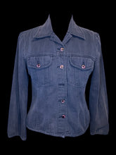 Load image into Gallery viewer, M Dark blue denim button down jacket w/ purple buttons, folded collar, &amp; chest pockets
