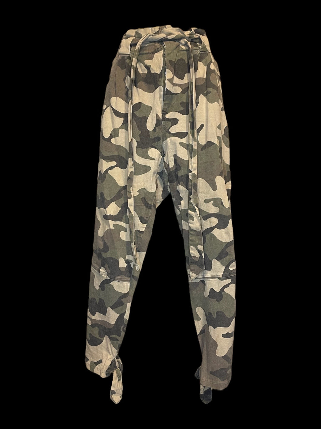 XL Green, beige, & grey camp pattern high waist taper leg paper bag pants w/ tie details, cloth belt, pockets, belt loops, & clasp/zipper closure