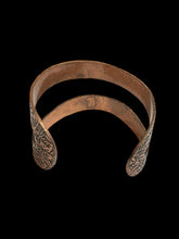 Load image into Gallery viewer, Copper-like double wave cuff bracelet w/ carved floral design
