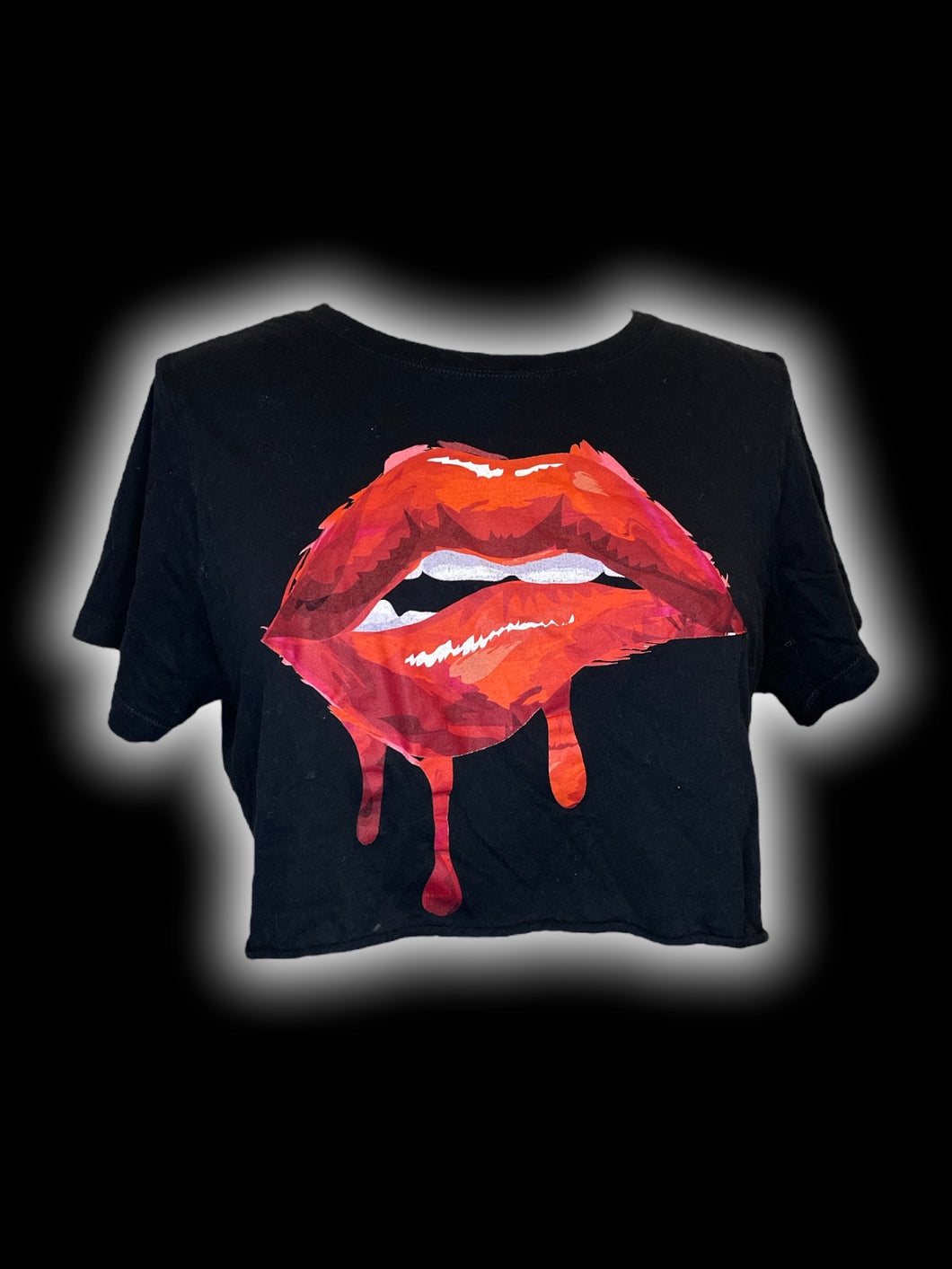 XL Black, red, & white cotton biting lip graphic short sleeve crew neck crop top