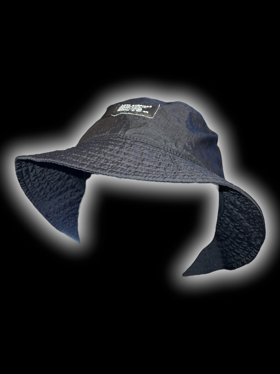 Black bucket hat w/ snap button pocket