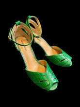 Load image into Gallery viewer, NWT 8.5M/10W Green faux snakeskin open toe strappy kitten heels
